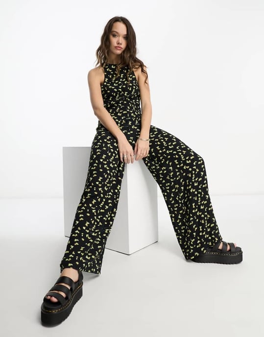Återvunnen vintage ärmlös jumpsuit i svart blommönster - Image 2