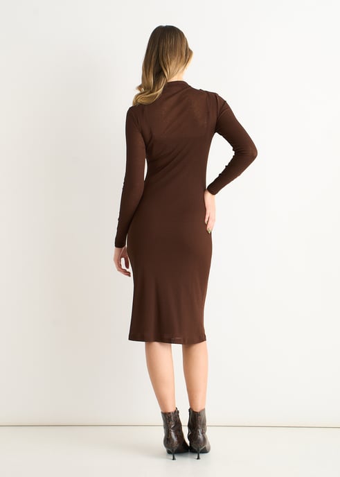 Vestido midi de manga larga con fruncidos y tejido de punto elástico en color chocolate - Image 4