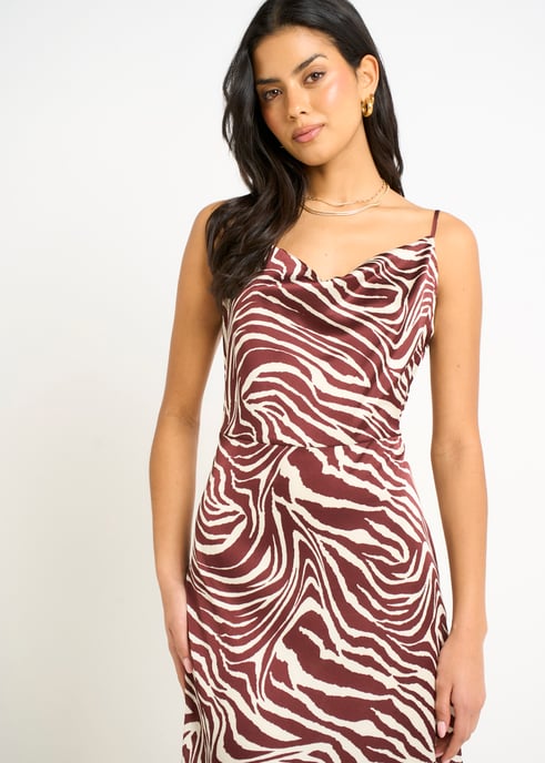 Vestido midi con cuello vuelto y estampado de cebra en color burdeos - Image 2