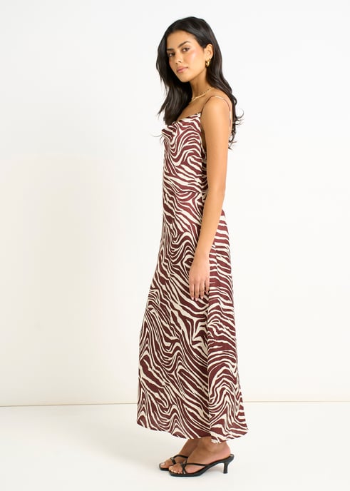 Vestido midi con cuello vuelto y estampado de cebra en color burdeos - Image 3