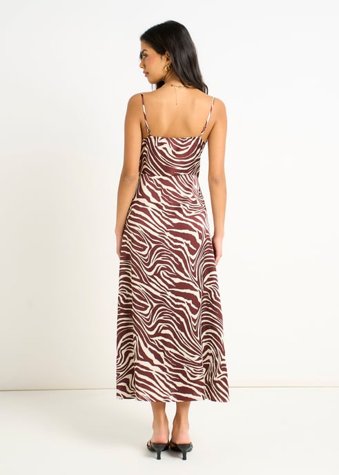 Vestido midi con cuello vuelto y estampado de cebra en color burdeos - Image 4