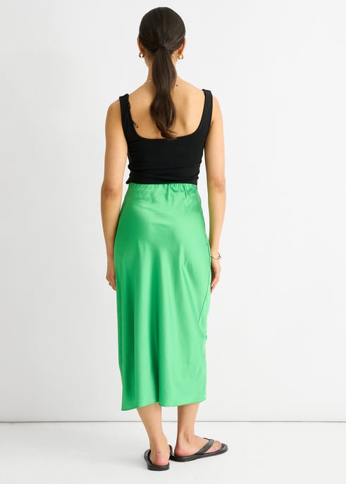 Falda midi de cintura alta de satén verde - Image 4