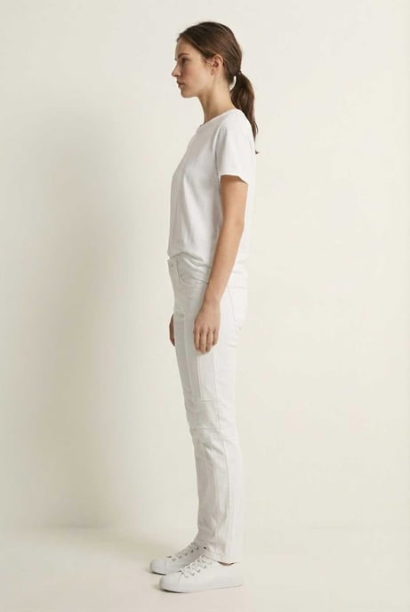 Pantalones elásticos blancos de corte entallado - Image 3