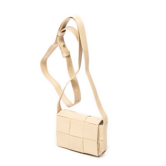 Bottega Veneta Mini Cassette Crossbody  en Beige Cuero de ternero - Image 2