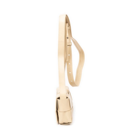 Bottega Veneta Mini Cassette Crossbody  en Beige Cuero de ternero - Image 3