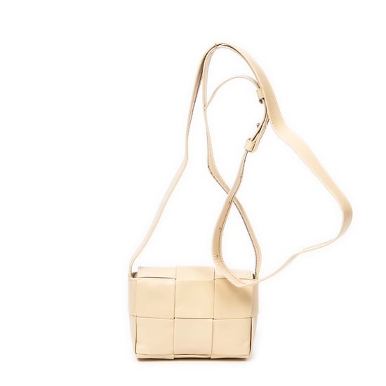 Bottega Veneta Mini Cassette Crossbody  en Beige Cuero de ternero - Image 5