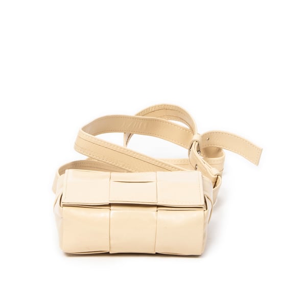 Bottega Veneta Mini Cassette Crossbody  en Beige Cuero de ternero - Image 6