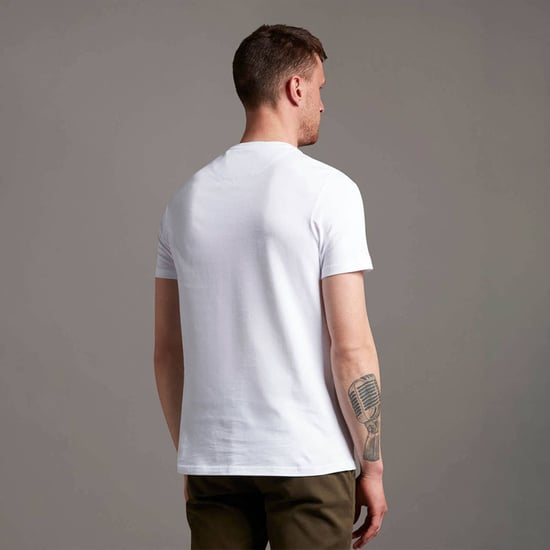 Camiseta blanca con logo en el pecho de Lyle & Scott - Image 2