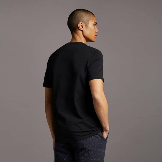 Camiseta negra azabache con logo en el pecho de Lyle & Scott - Image 2