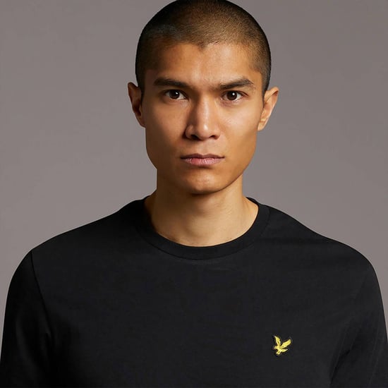 Camiseta negra azabache con logo en el pecho de Lyle & Scott - Image 4