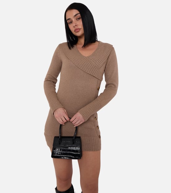 Vestido mini tipo jersey con detalle de botones y tejido de punto envolvente color camel. - Image 2