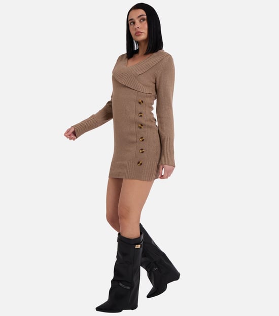 Vestido mini tipo jersey con detalle de botones y tejido de punto envolvente color camel. - Image 3