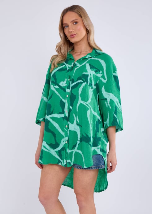 Vestido camisero mini con estampado abstracto en color verde lino - Image 2