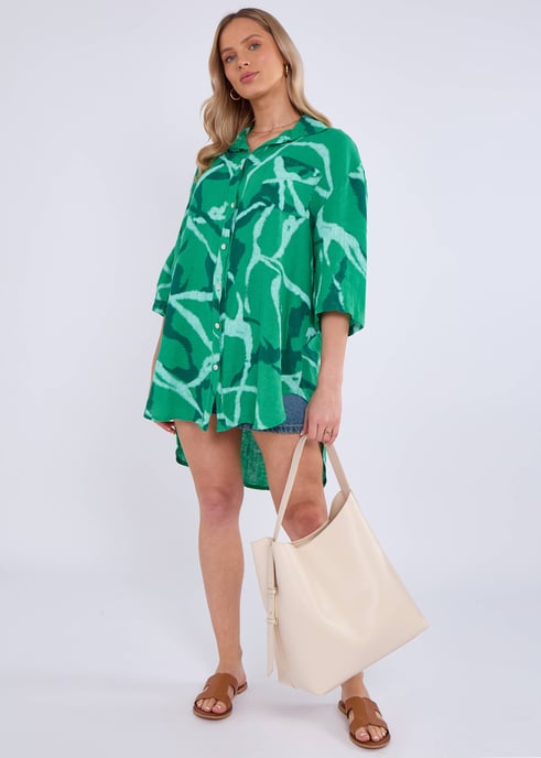 Vestido camisero mini con estampado abstracto en color verde lino - Image 3