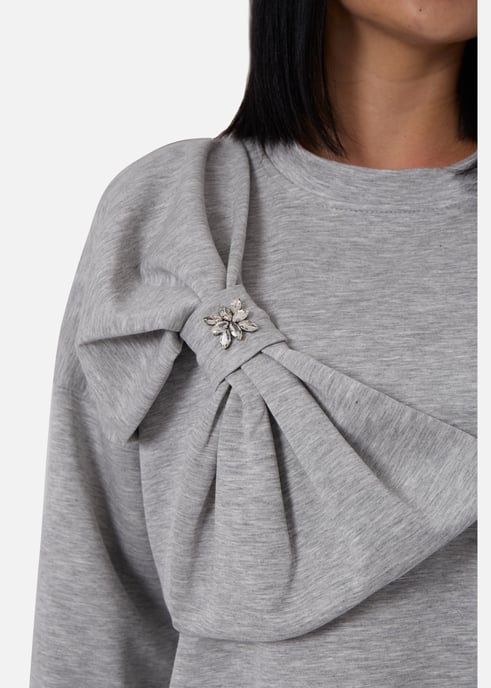 Jersey oversize gris con lazo lateral en contraste - Image 2