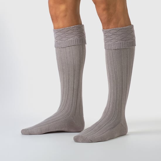 Calcetines de lana premium para hombre, hasta la rodilla, con patrón de diamante y vuelta en la parte superior. - Image 3