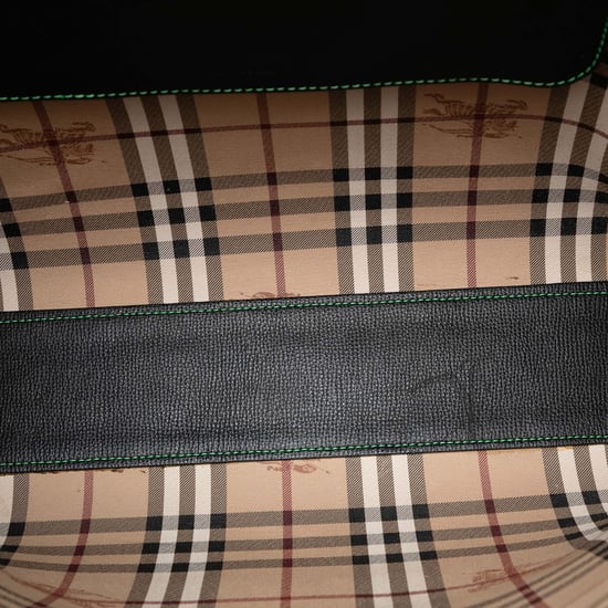 Bolso Tote Reversible de Cuero Texturizado y Lona Recubierta con Check Haymarket de Segunda Mano - Image 4