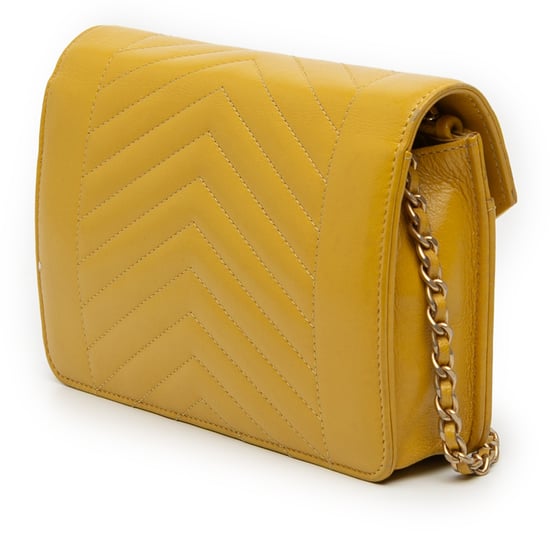 Bolso de hombro de piel de cordero laminado en chevron invertido pequeño de segunda mano - Image 2
