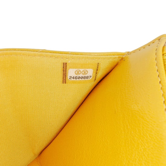 Bolso de hombro de piel de cordero laminado en chevron invertido pequeño de segunda mano - Image 6