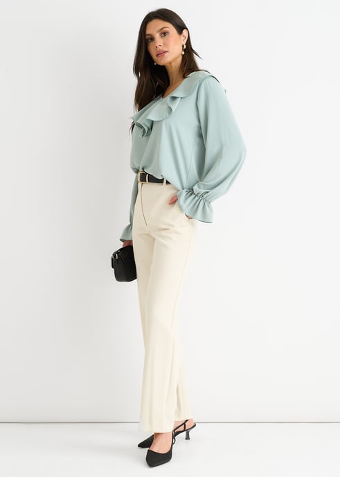 Blusa holgada con volantes anchos en color verde salvia - Image 3