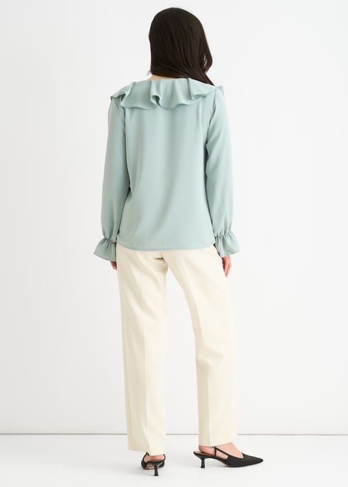 Blusa holgada con volantes anchos en color verde salvia - Image 4
