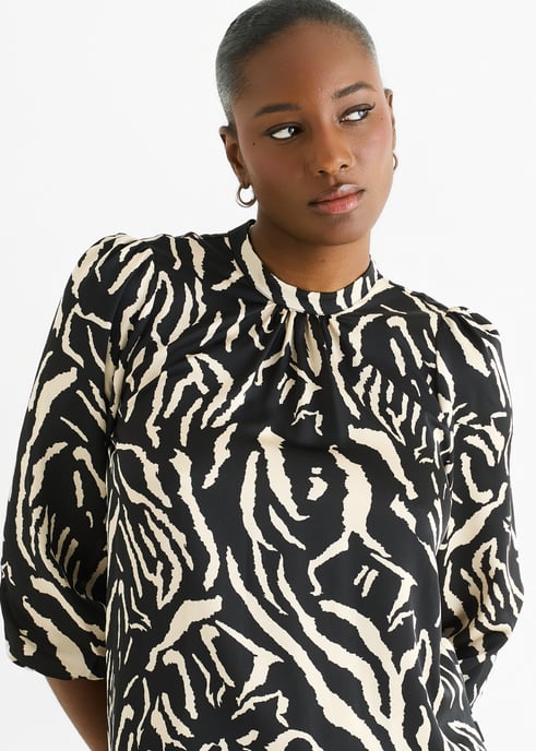 Blusa de satén con cuello alto y estampado animal negro - Image 2