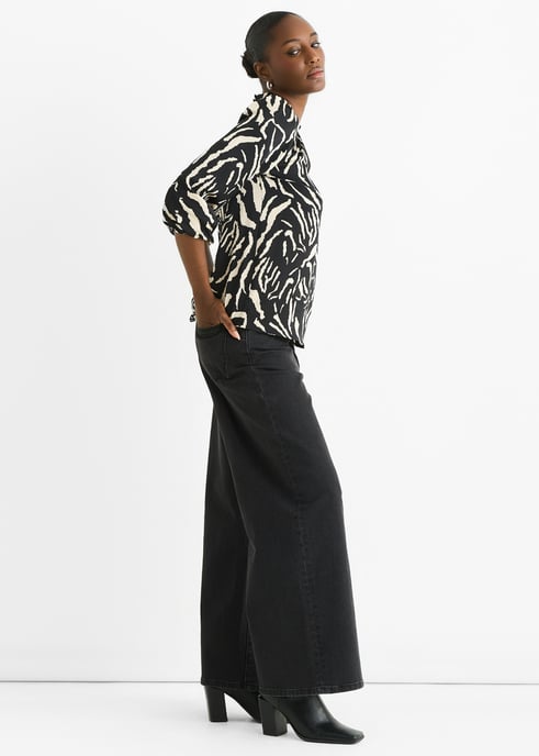 Blusa de satén con cuello alto y estampado animal negro - Image 3