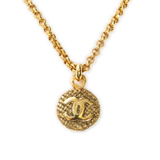 Chanel CC Quilted Round Pendant ChainNecklace  en Oro Acero inoxidable sin níquel - Image 2