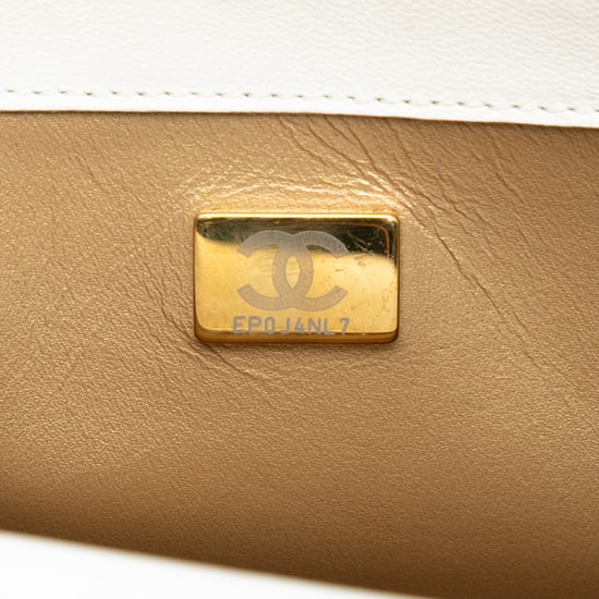 Bolso de segunda mano de piel de cordero acolchada con marco en forma de CC y diseño geométrico de cristales. - Image 6