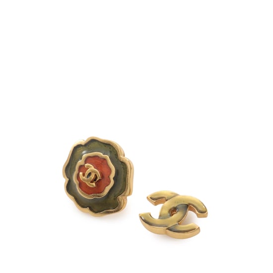 Pendientes de botón con camelia de esmalte CC de segunda mano - Image 3