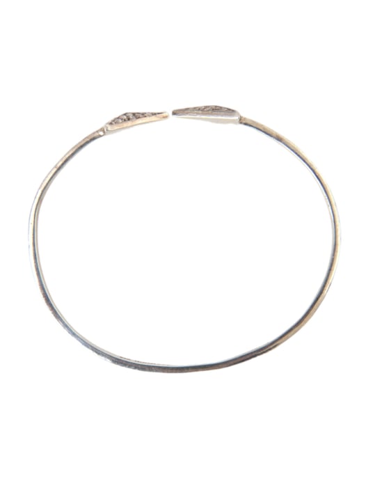 Pulsera de Cuff Flecha Plata con Diamantes Pavé - Image 4