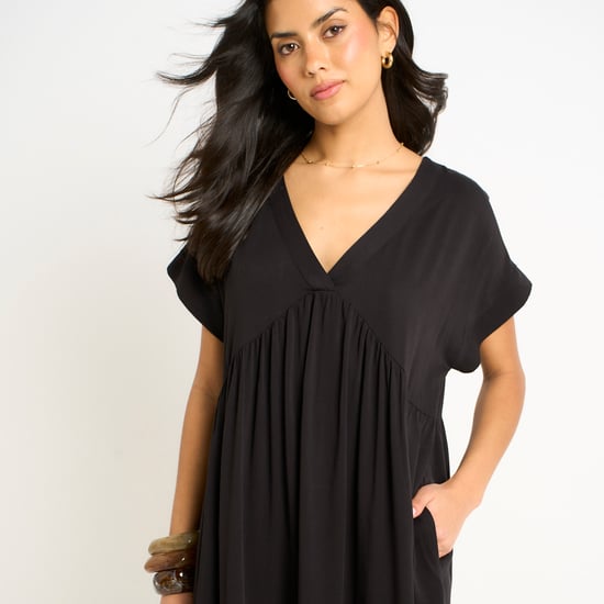 Vestido mini con cuello en V negro y volantes - Image 2