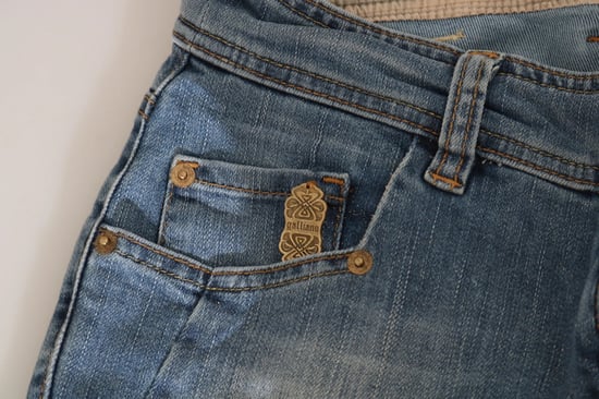 Pantalones de mezclilla ajustados casuales de tiro medio azul desgastado John Galliano - Image 6
