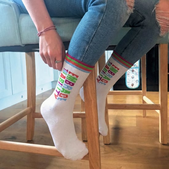 Calcetines de algodón para hombre Mencap | Regalo divertido con eslogan de rayas coloridas - Image 5
