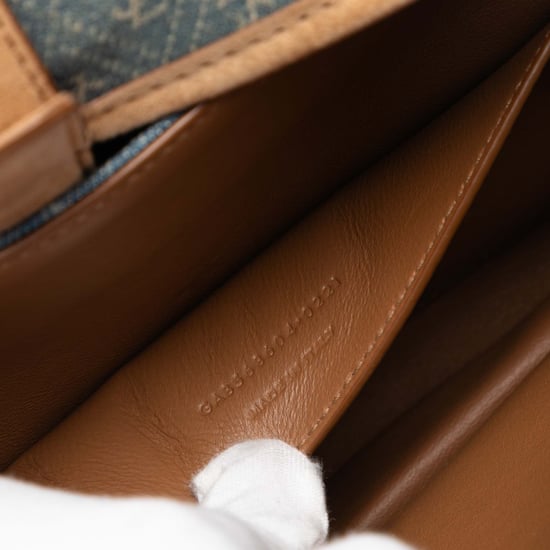 Bolso Cruzado de Denim Monograma Todo en Uno con Detalles de Ante de Segunda Mano - Image 5