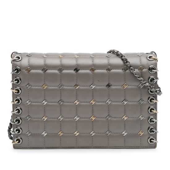 Bolso de mano pequeño de piel de cordero de segunda mano con estampado de chocolate y cadena con tachas de CC - Image 1