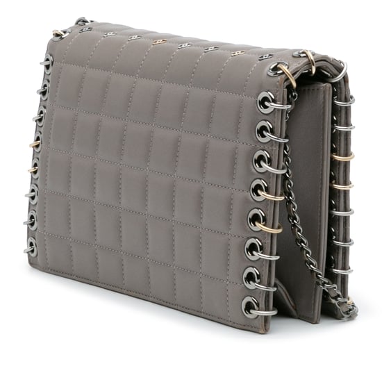 Bolso de mano pequeño de piel de cordero de segunda mano con estampado de chocolate y cadena con tachas de CC - Image 2