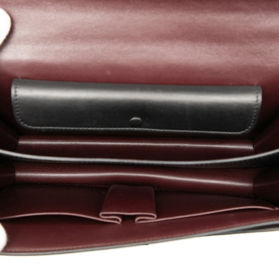 Funda de Cuero Pequeña de Segunda Mano con Cadena y Solapa - Image 4