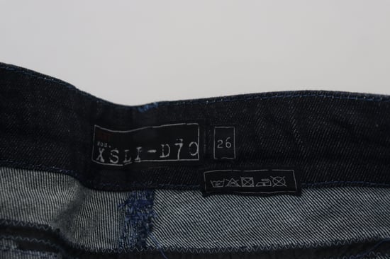 Jeans de Tiro Bajo en Tono Oscuro - Image 5