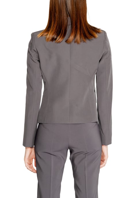 Traje de pantalón gris Modelo Estilo - Image 3