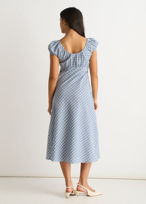 Vestido midi azul con cuello en V y estampado de cuadros vichy texturizados - Image 4