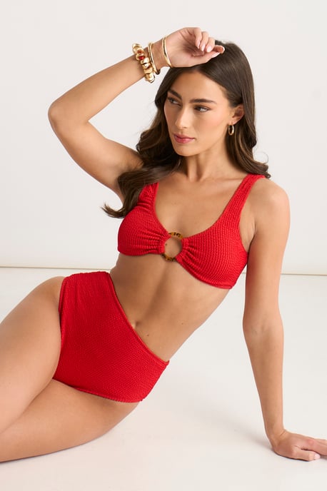 Top de bikini con detalle de anillo y textura roja - Image 2