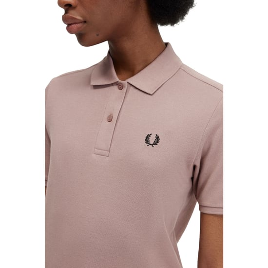 Polo Rosa Oscuro Con Logotipo Negro De Fred Perry - Image 4