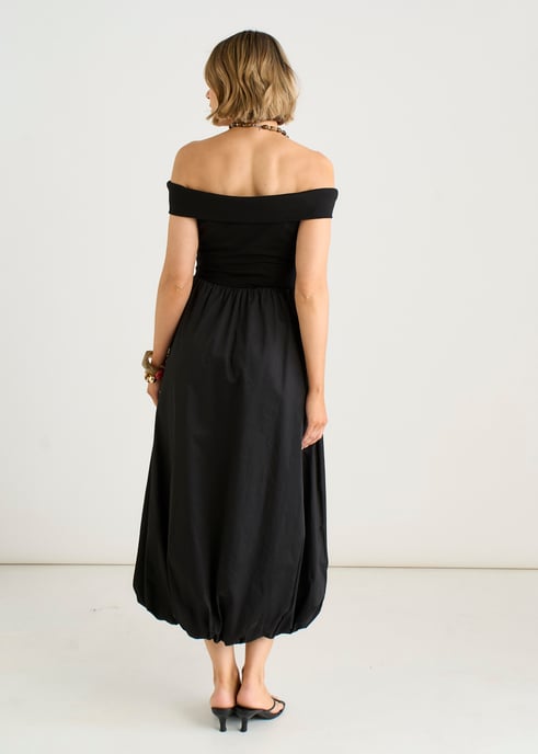 Vestido midi negro de punto mixto con volantes tipo «puff ball» y escote Bardot - Image 4