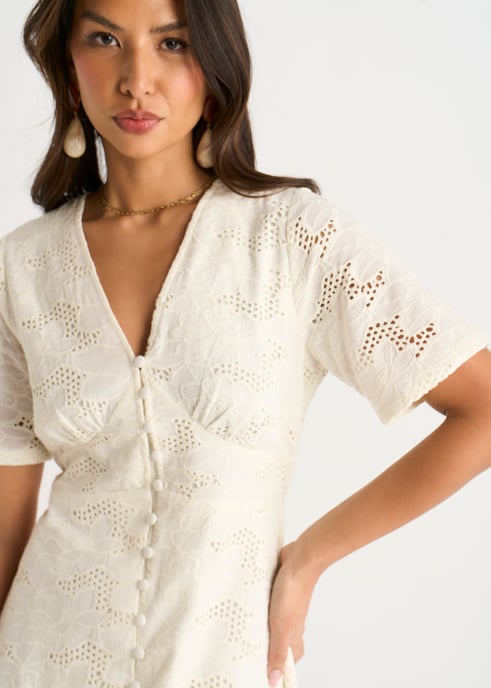 Vestido midi blanco de encaje con botones - Image 2
