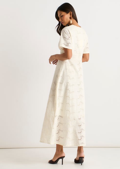 Vestido midi blanco de encaje con botones - Image 4