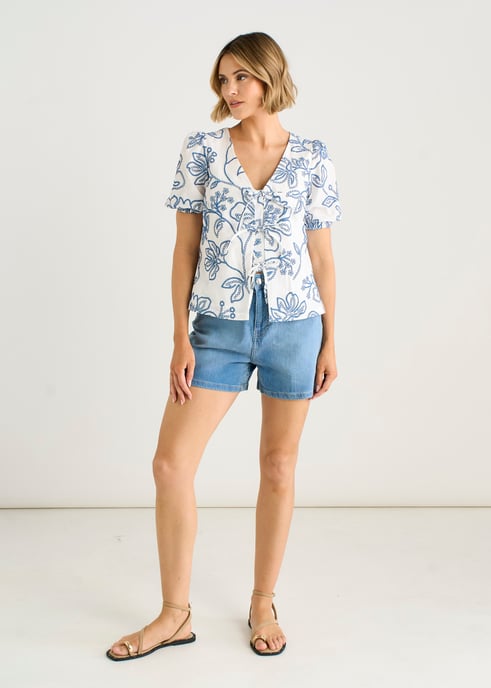 Top con lazo delantero y estampado floral en azul texturizado - Image 1