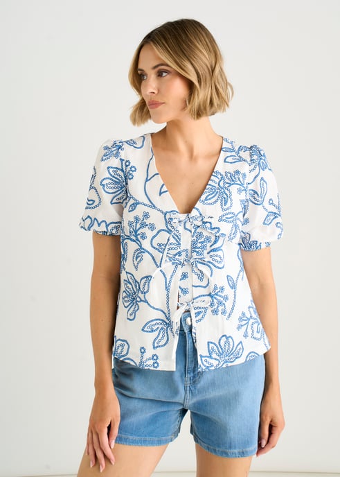 Top con lazo delantero y estampado floral en azul texturizado - Image 2