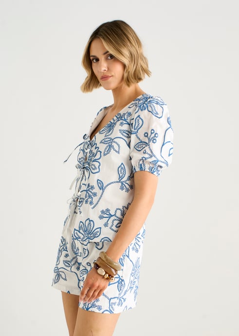 Top con lazo delantero y estampado floral en azul texturizado - Image 3