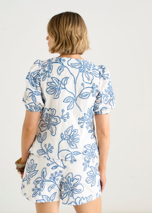 Top con lazo delantero y estampado floral en azul texturizado - Image 4